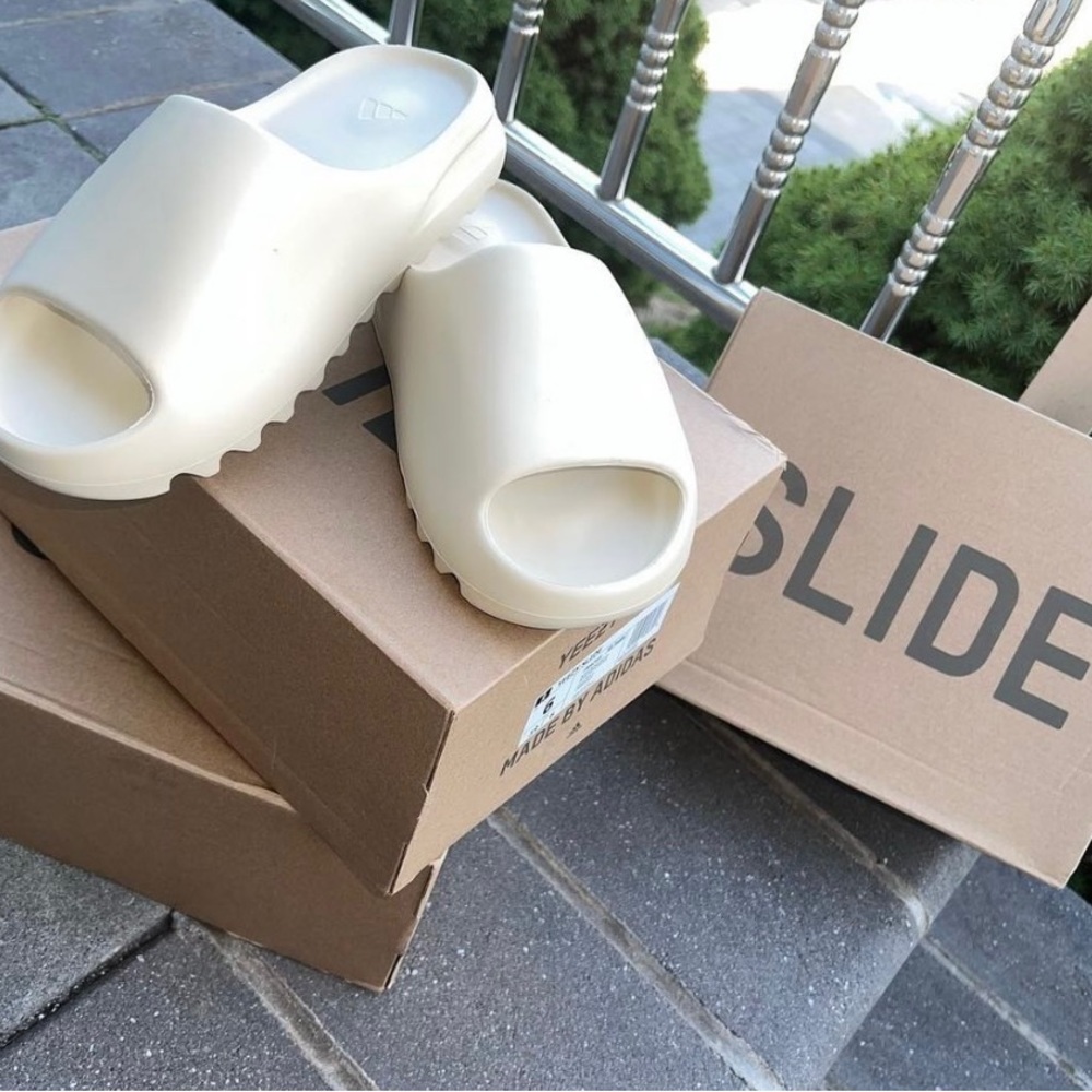 COPY - COPY - 2022
Yeezy Slides 'Bone' 2022